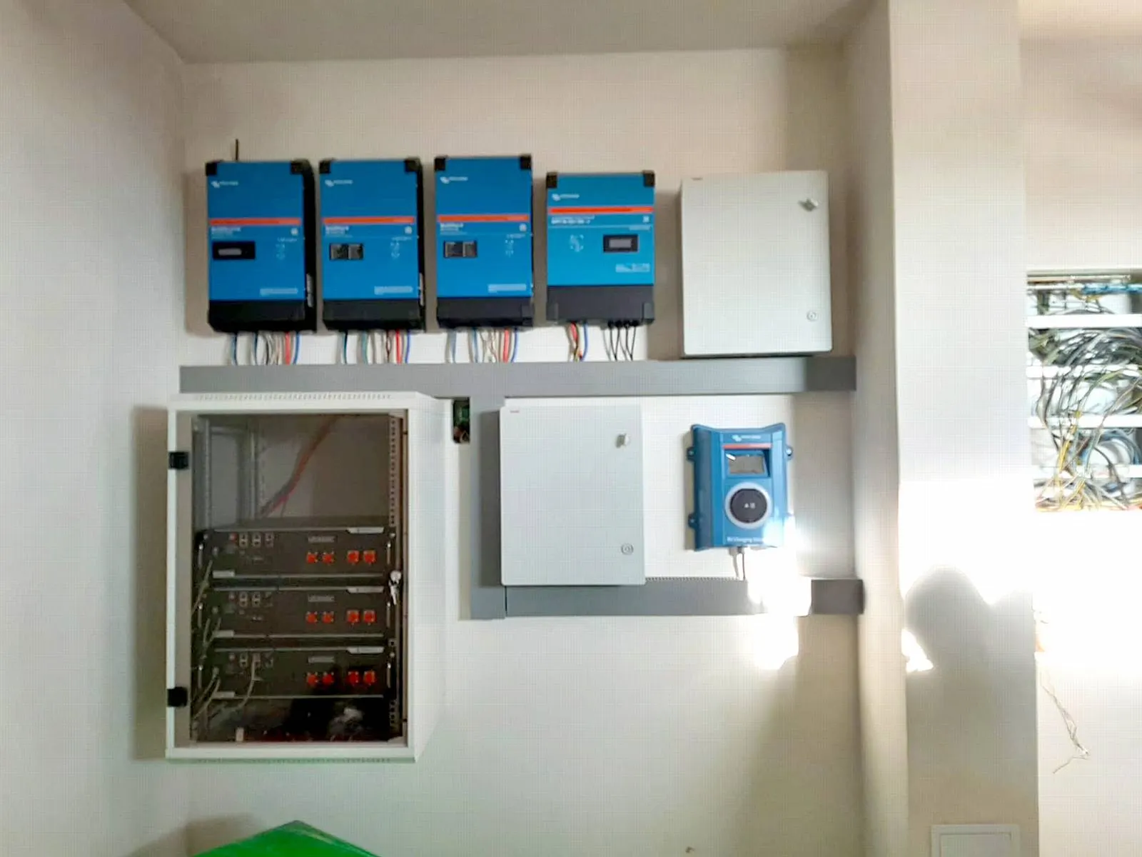 Chýně – Výkon 5,4 kWp, Baterie 10,65 kWh – fotografie 2