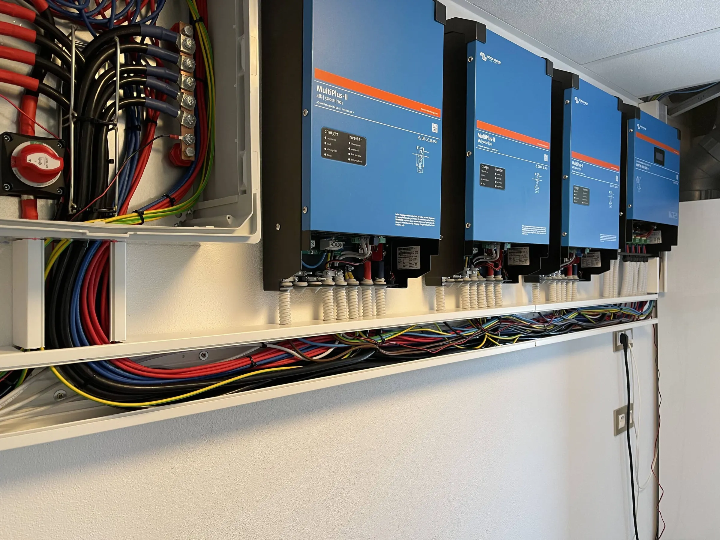 Profesionální elektroinstalace – střídače Victron MultiPlus-II a čistá kabeláž v technické místnosti