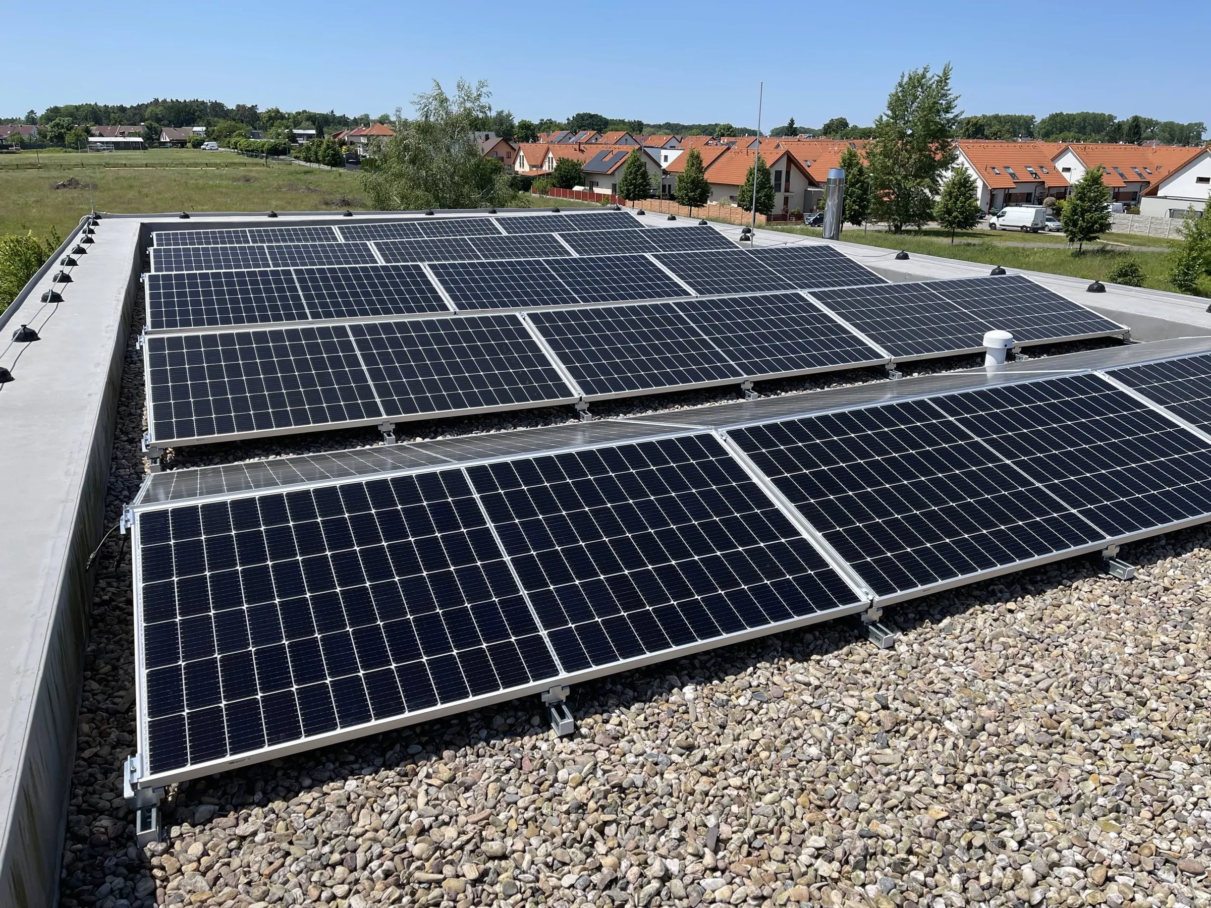 Pardubice Svítkov – výkon 13,35 kWp, baterie 12 kWh – fotografie 6