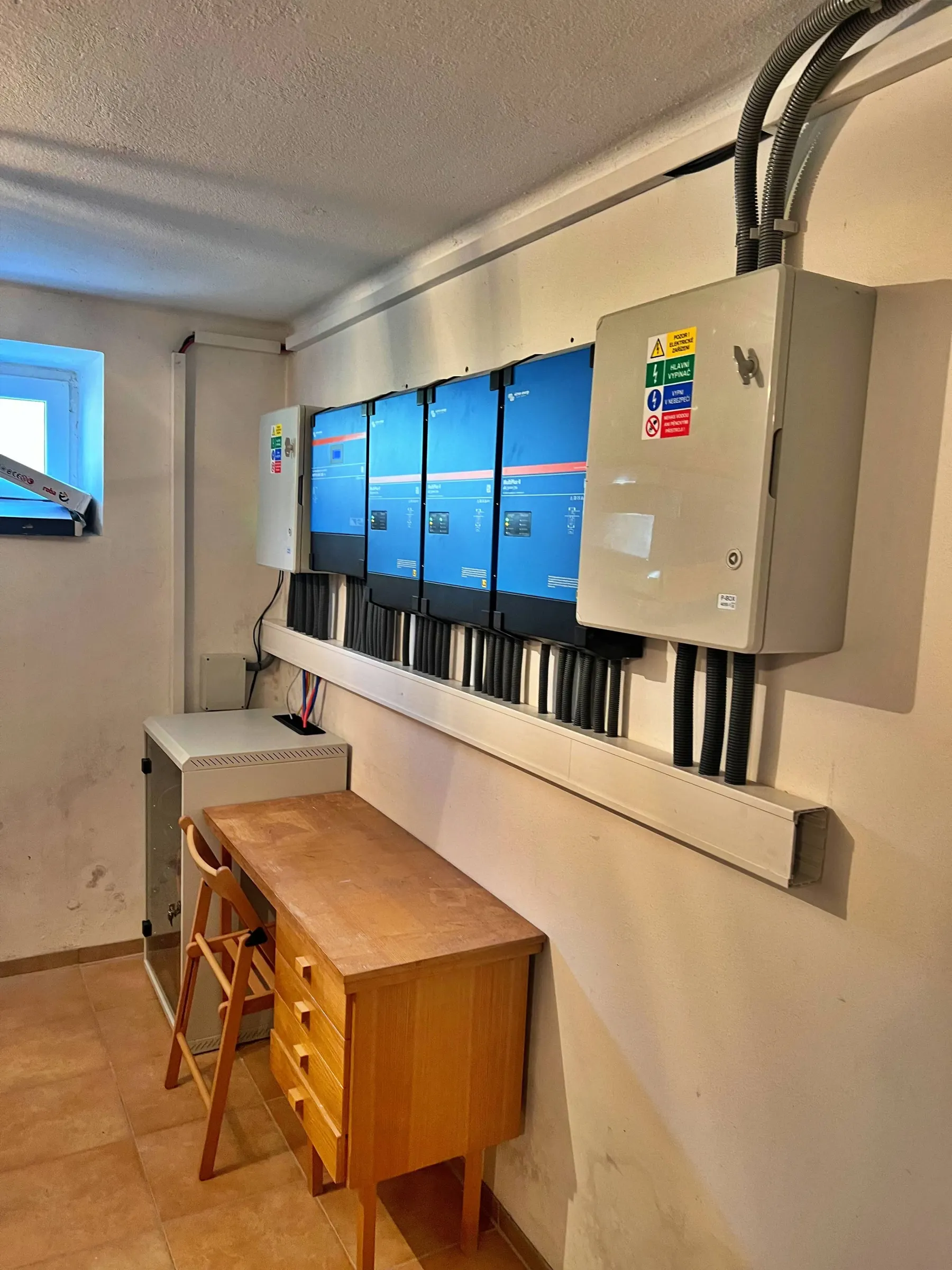 Penzion Opočno – výkon 21,64 kWp, baterie 10,8 kWh – fotografie 2