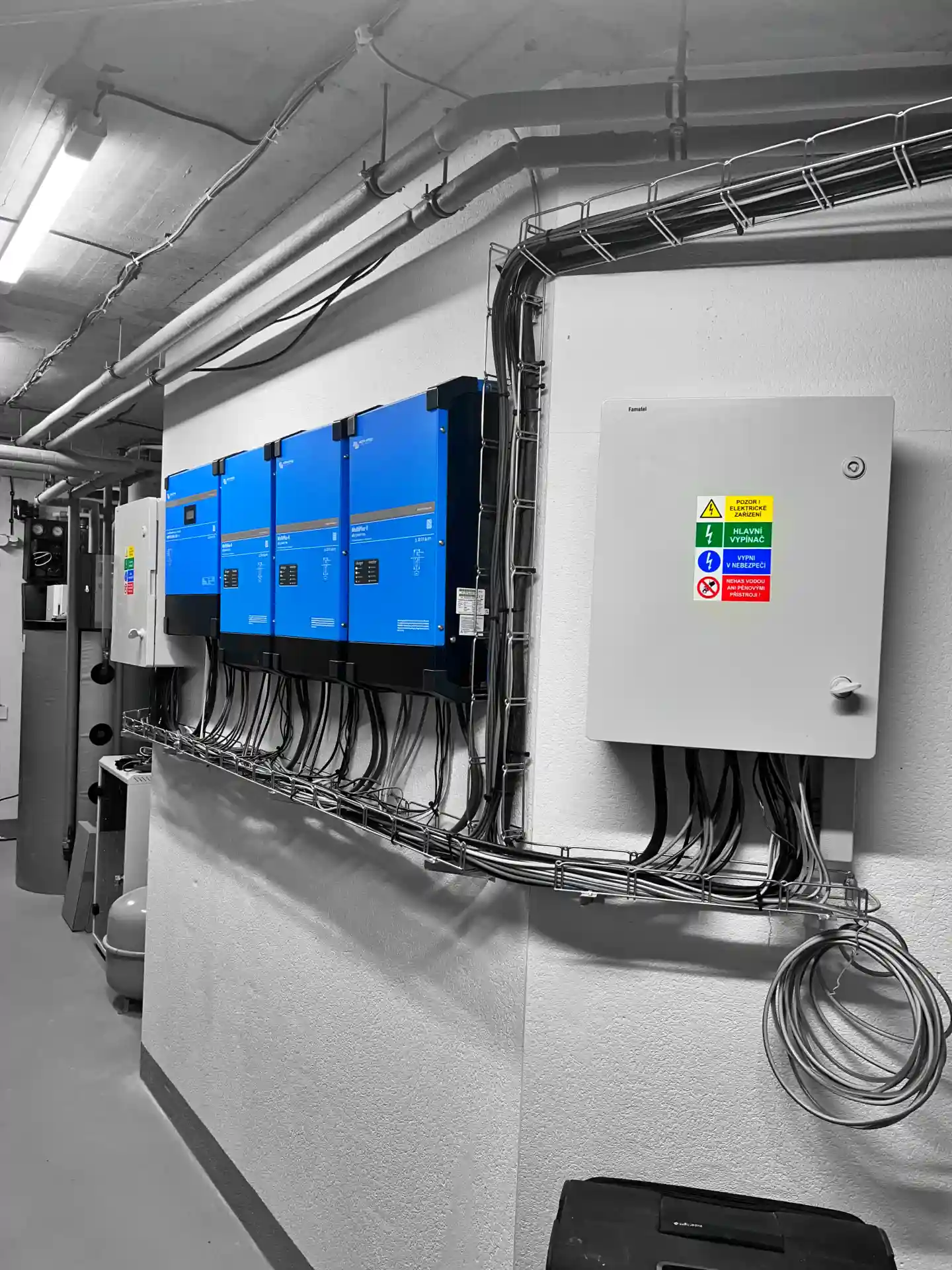 Revize fotovoltaické elektrárny – střídače Victron Energy, Úhonice u Prahy