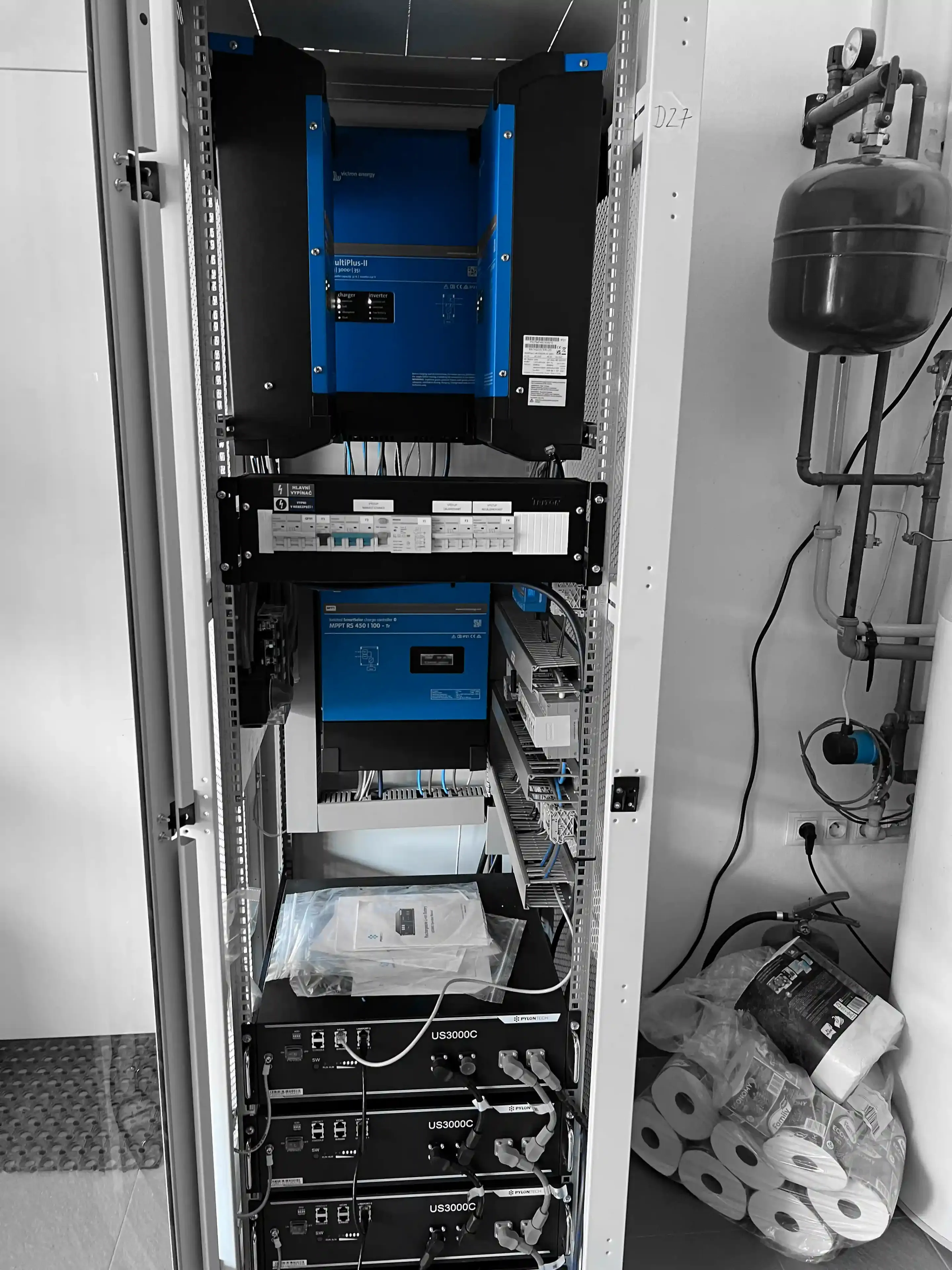 Komponenty Victron Energy v rackové skříni fotovoltaické elektrárny, Praha