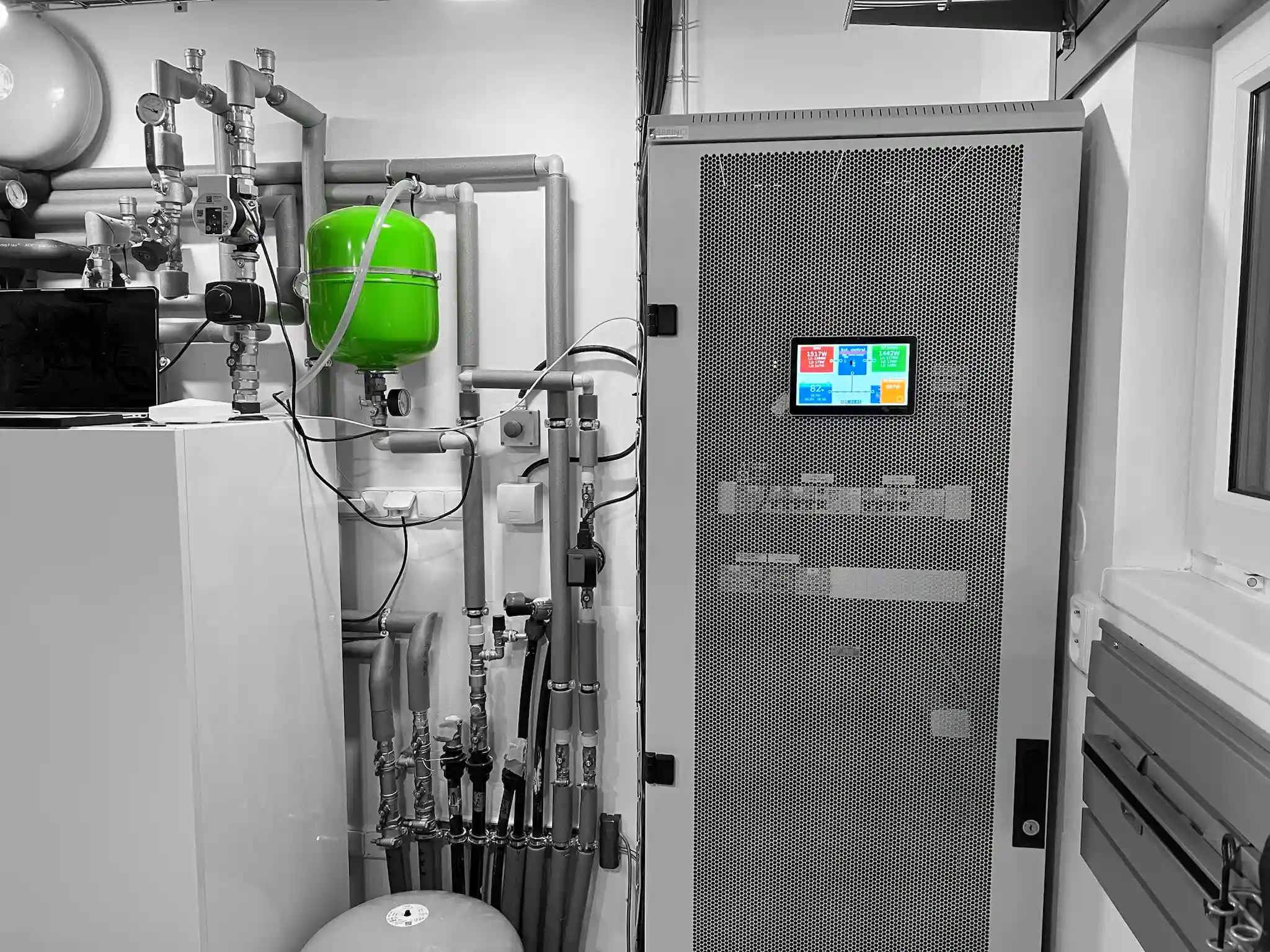 Připravená zapojená racková skříň Victron pro Plug'n Play fotovoltaiku