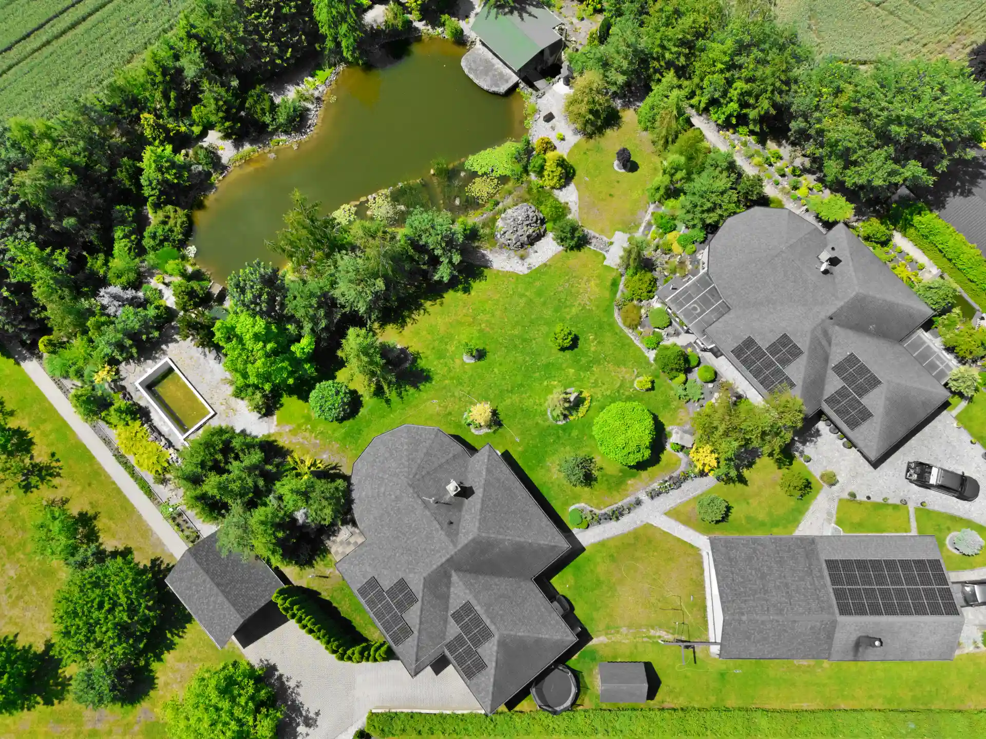 Fotovoltaika Victron na zelené střeše v Libčanech – 19 kWp / 28 kWh