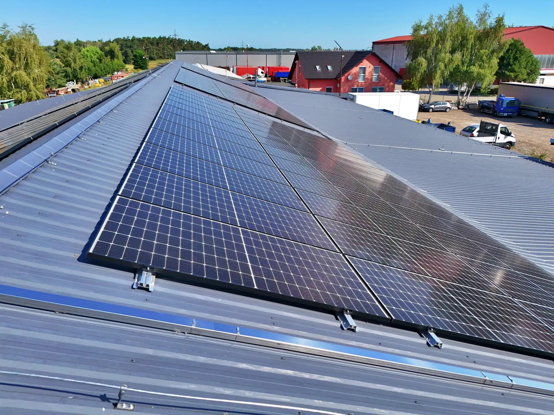 Firemní fotovoltaika Pardubice – 99,36 kWp – fotografie 3