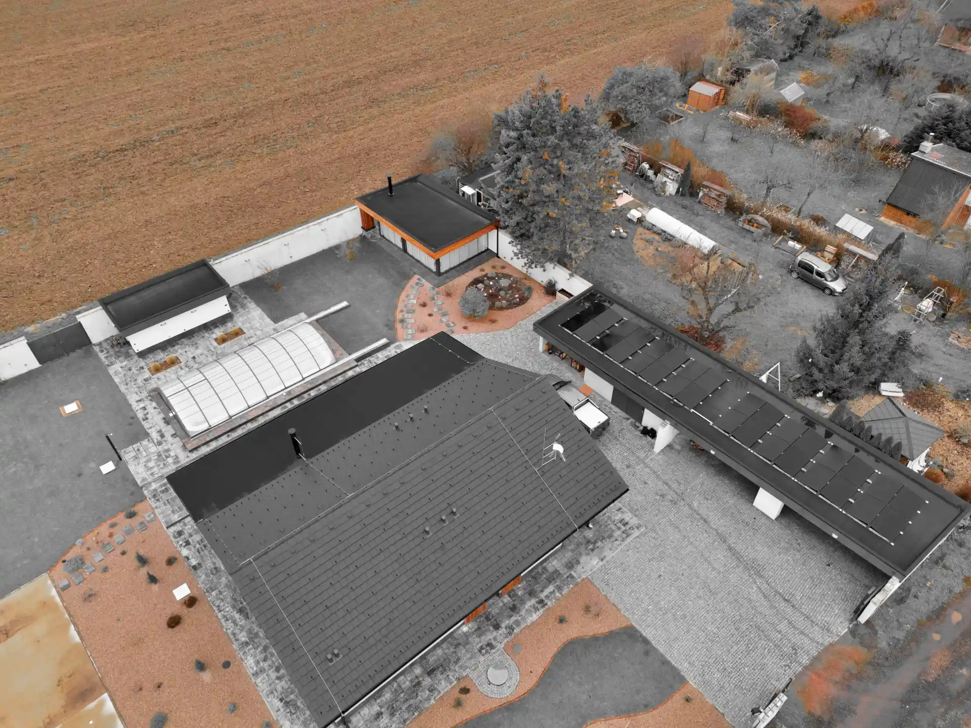 Exteriér fotovoltaické elektrárny Victron 14,4 kWp / 28 kWh, Hradec Králové
